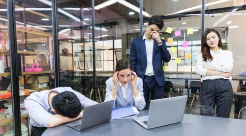 朋友圈晒加班被辞退？解析雇主“炒人”行为的法律边界